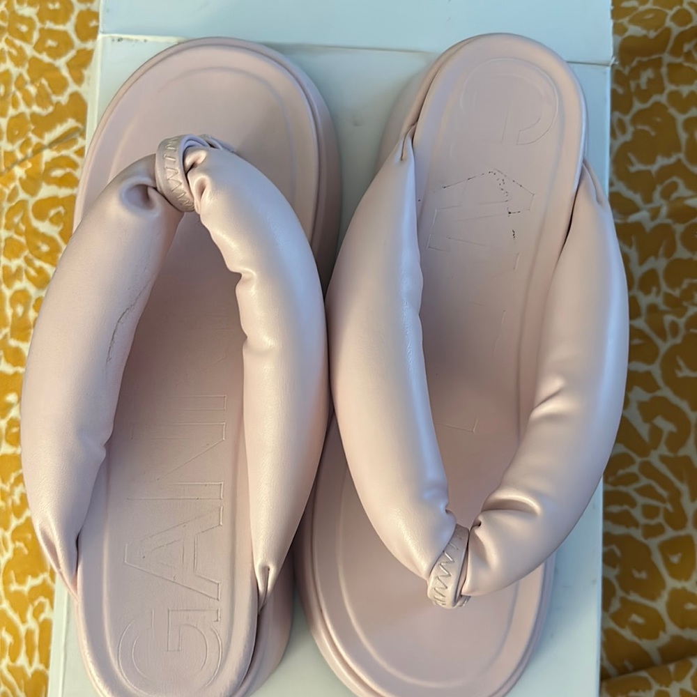 Gianni puffer platform thong sandal